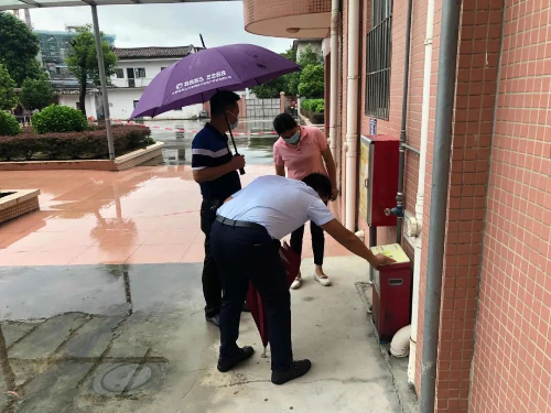 受臺風(fēng)海高斯影響,今日上午,杜衛(wèi)東同志聯(lián)同鎮(zhèn)公共服務(wù)辦公室人員到鎮(zhèn)敬老院,殘疾人康園中心開展臺風(fēng)巡查,要求敬老院做好特困人員避險,落實康園中心停課相關(guān)工作。02.jpg