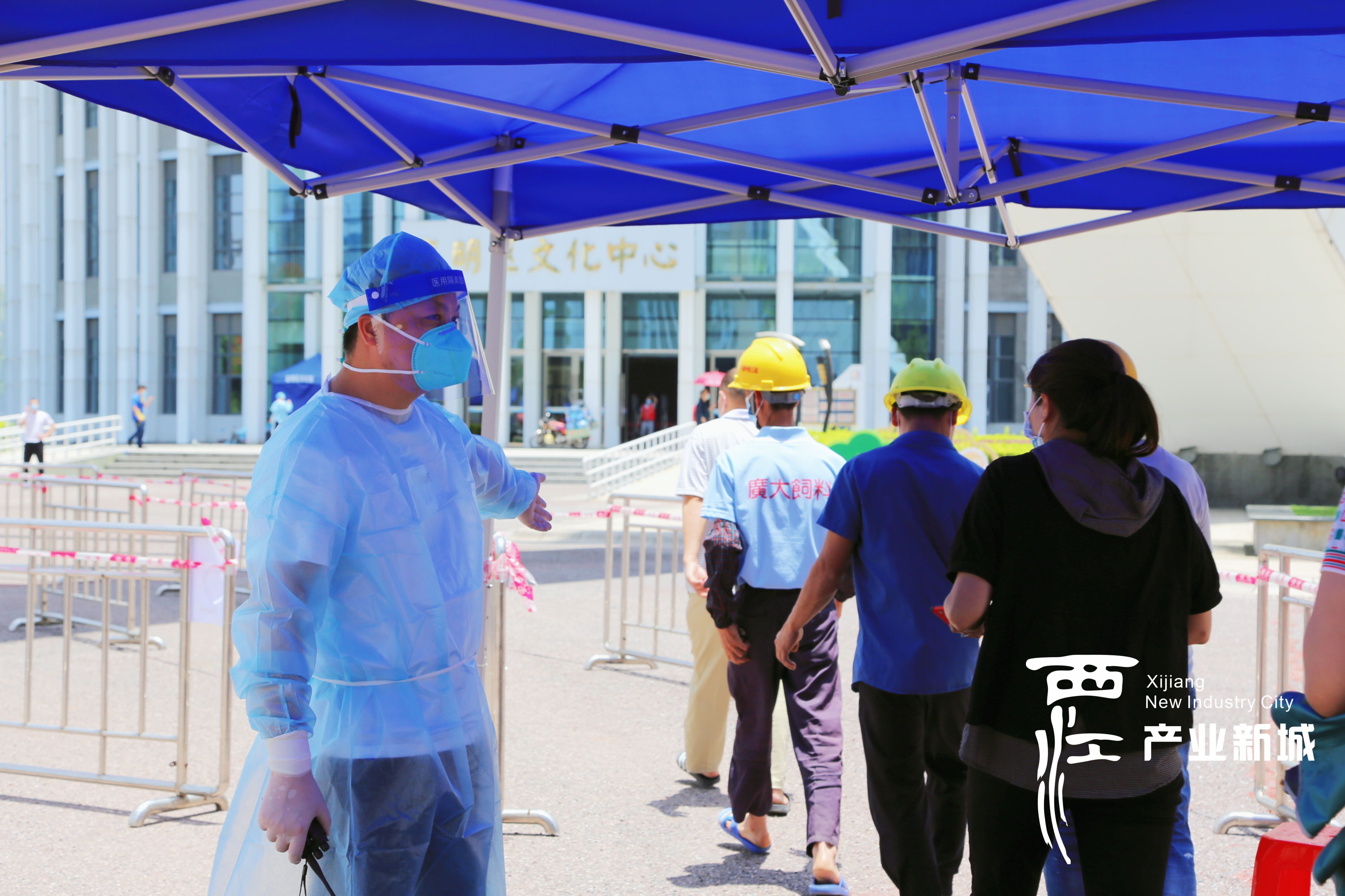 3、西江產(chǎn)業(yè)新城黨員干部維持核酸檢測現(xiàn)場秩序，指引群眾有序排隊。.jpg