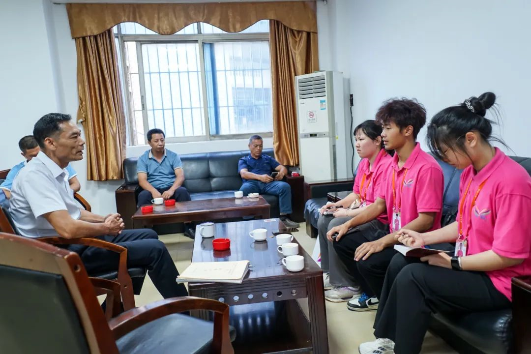 1.大學(xué)生深入鄉(xiāng)村調(diào)研（高明區(qū)地方志辦公室 供圖）.png