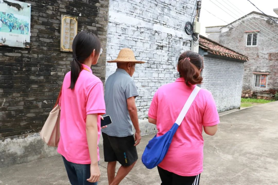 2.大學(xué)生深入鄉(xiāng)村調(diào)研（高明區(qū)地方志辦公室 供圖）.png