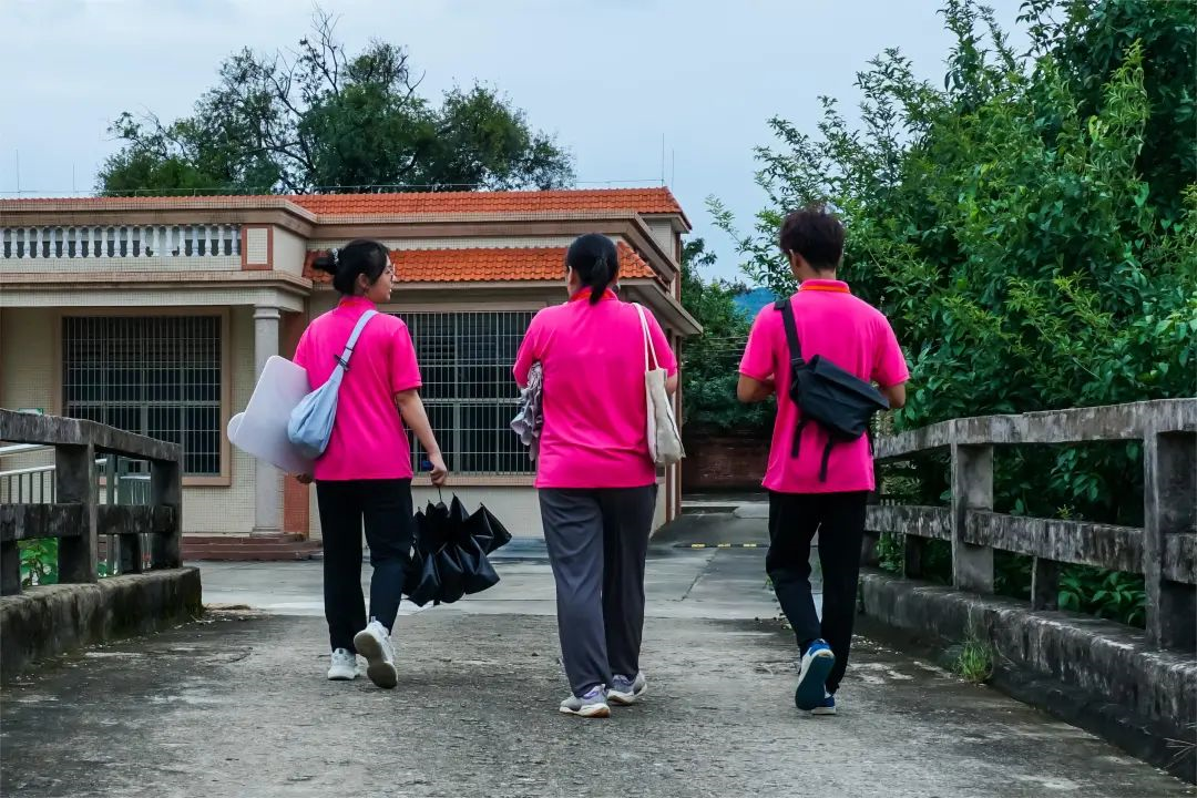 3.大學(xué)生深入鄉(xiāng)村調(diào)研（高明區(qū)地方志辦公室 供圖）.png