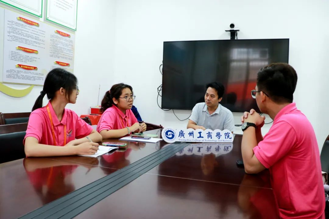 4.大學(xué)生深入鄉(xiāng)村調(diào)研（高明區(qū)地方志辦公室 供圖）.png