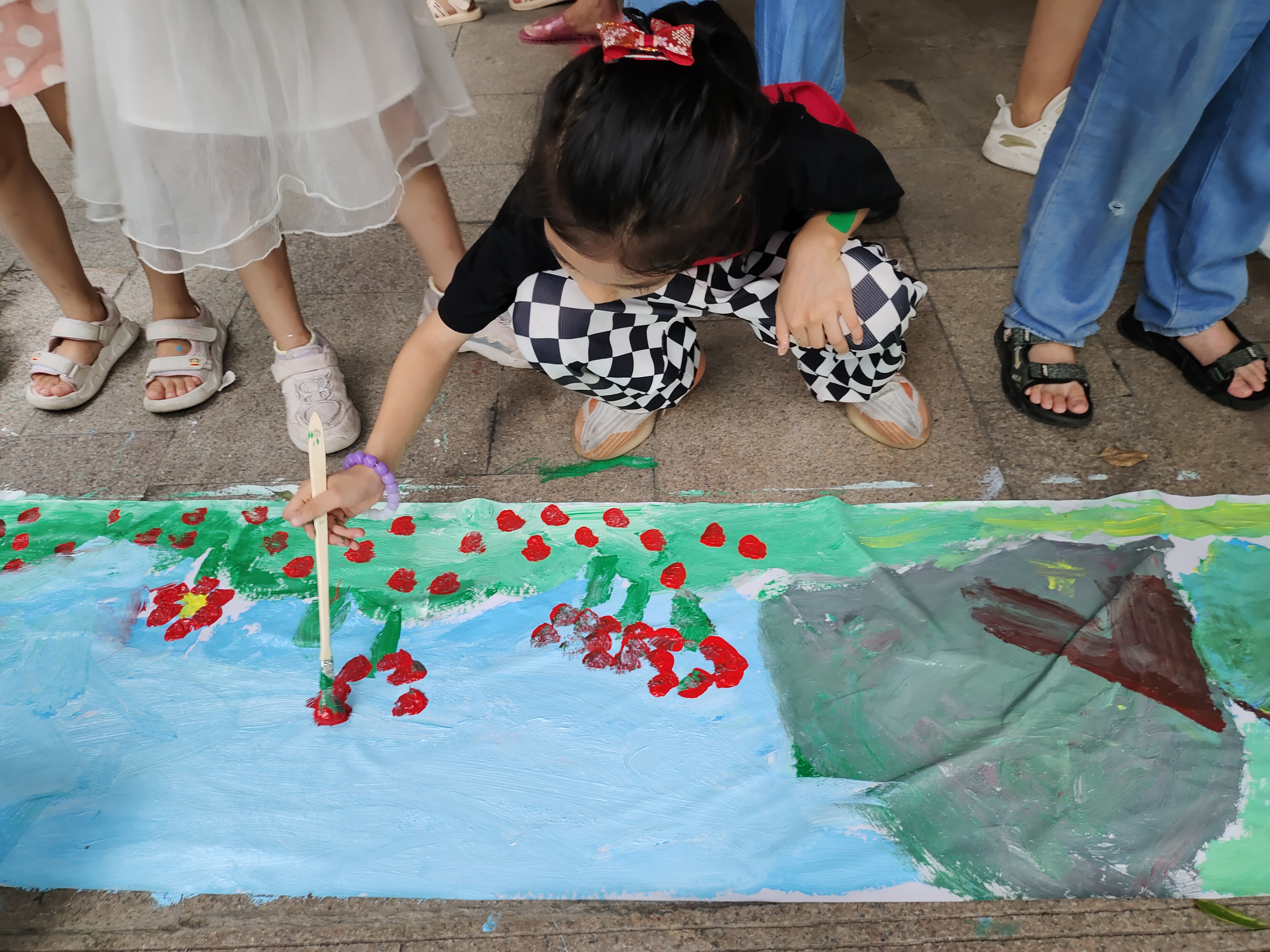 6.“畫(huà)說(shuō)高明”活動(dòng)上，小朋友用畫(huà)筆描繪高明美麗鄉(xiāng)村（高明區(qū)地方志辦公室 供圖）.jpg