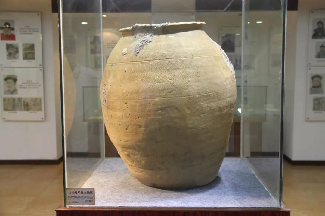 2.西漢大陶甕（高明區(qū)地方志辦  供圖）.jpg