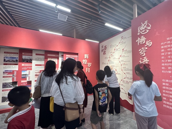 2.青少年及其家長們在參觀紅色印記專題展（高明區(qū)地方志辦 供圖）_副本.jpg