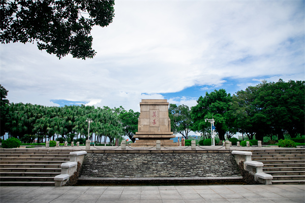 3.1984年，高明新縣城正式建成，當年的奠基石一直保留至今（程俊飛 攝）.jpg