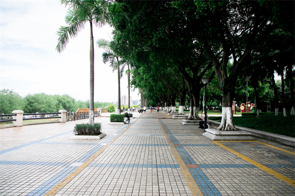 5.市民在公園臨江的步道散步，江風吹來，愜意無限。（程俊飛 攝）.jpg