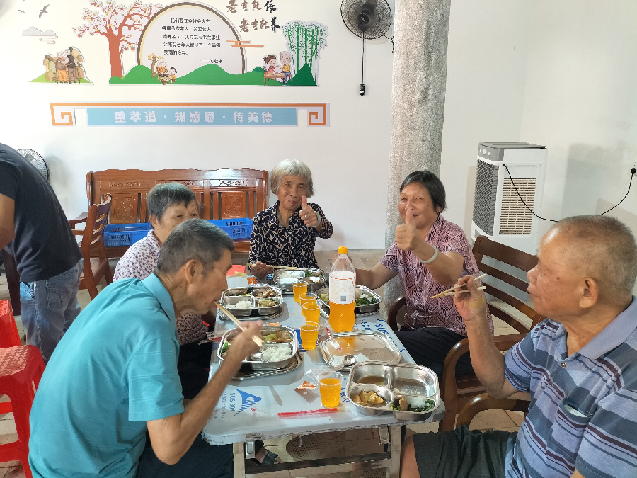 2.老年人在更合鎮(zhèn)吉田村長者飯?zhí)糜貌?jpg
