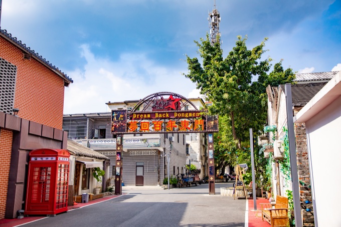 5.“百年東門”，四字千鈞。這是一枚穿越時(shí)光的印記，銘刻著圩市文化的百年傳奇與商埠繁華的厚重歷史 （程俊飛 攝）_副本.jpg