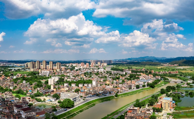 3.碧空如洗，白云為伴，紅色明陽的蓬勃?dú)庀笤谔斓亻g恢宏鋪展 （程俊飛 攝）_副本.jpg
