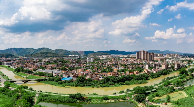 2.滄江如母親臂彎，將紅色明陽的故事輕輕擁抱入懷 （程俊飛 攝）_副本.jpg