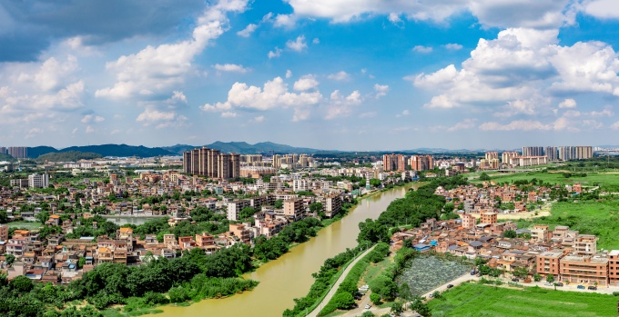 1.滄江似硯，村落如畫。一水兩岸，構(gòu)成一幅天然的雙擁畫卷，靜謐地訴說著明陽村的溫潤與豐饒 （程俊飛 攝）_副本.jpg