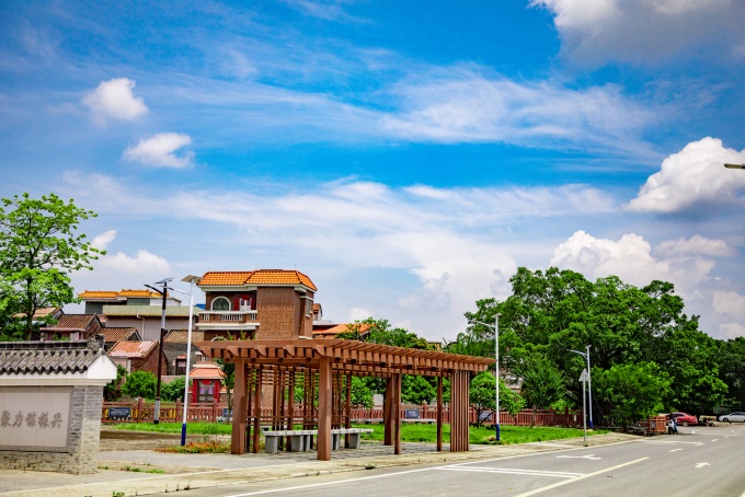 6.湛藍的天空下，白云如絮，輕柔地籠罩著范洲村的一角 （程俊飛 攝）_副本.jpg