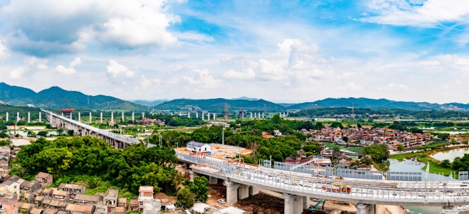 3.廣湛和珠肇高鐵橋墩如巨人般拔地而起，在范洲村碧水綠植間劃出一道優美的弧線  （程俊飛 攝）_副本.jpg