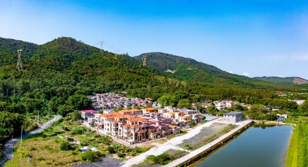 1.遠眺石洲村，凌云山峰巒如黛，村莊靜謐地坐落在山腳，白墻紅瓦與青山綠水相映成趣，宛若世外桃源 （程俊飛 攝）_副本.jpg