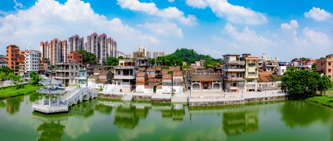 1.羅西行政村轄區內的西黎村一池碧水，清晰倒映著藍天與村居。一座九曲石橋蜿蜒通向池中心的“同心亭” （程俊飛 攝）.jpg