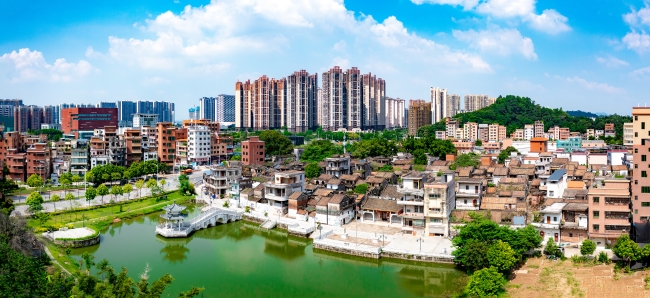 2.西黎古老的村落與周邊拔地而起的現代住宅形成鮮明對比，靜謐中透露出濃厚的市井生活氣息 （程俊飛 攝）.jpg